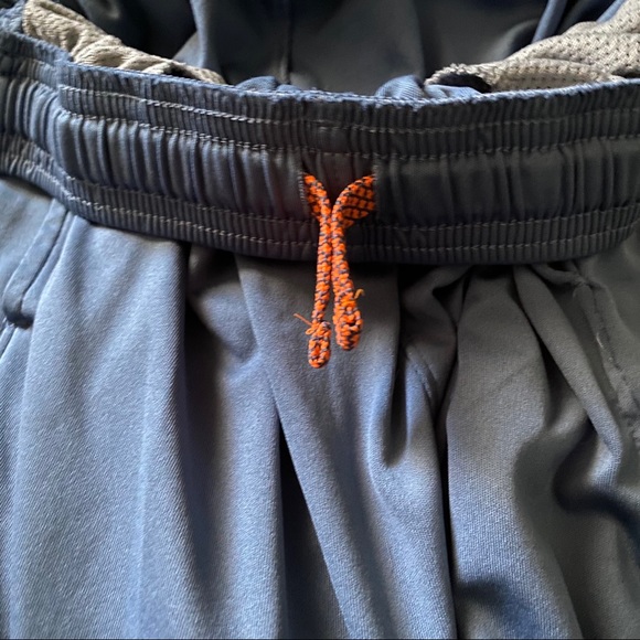 Boys Under Armor Shorts - Picture 3 of 4